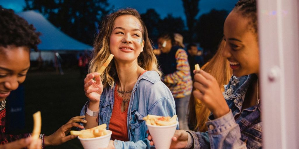 Student die een patatje eet