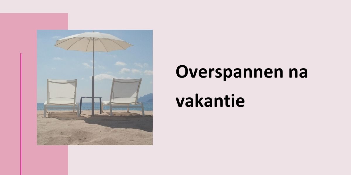 Overspannen na vakantie, met een foto van een strand met twee witte stoelen en een witte parasol