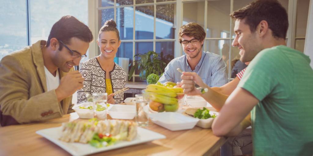 Gezond en gevarieerd lunchen tijdens het werk en een pauze nemen voor de concentratie